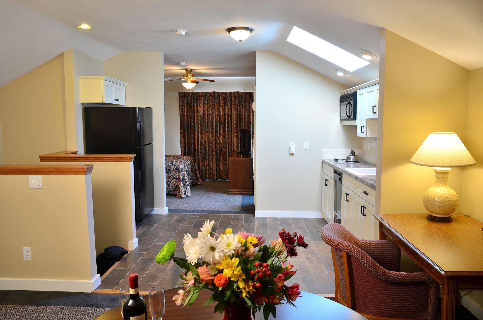 Skaneateles Suites Exterior photo